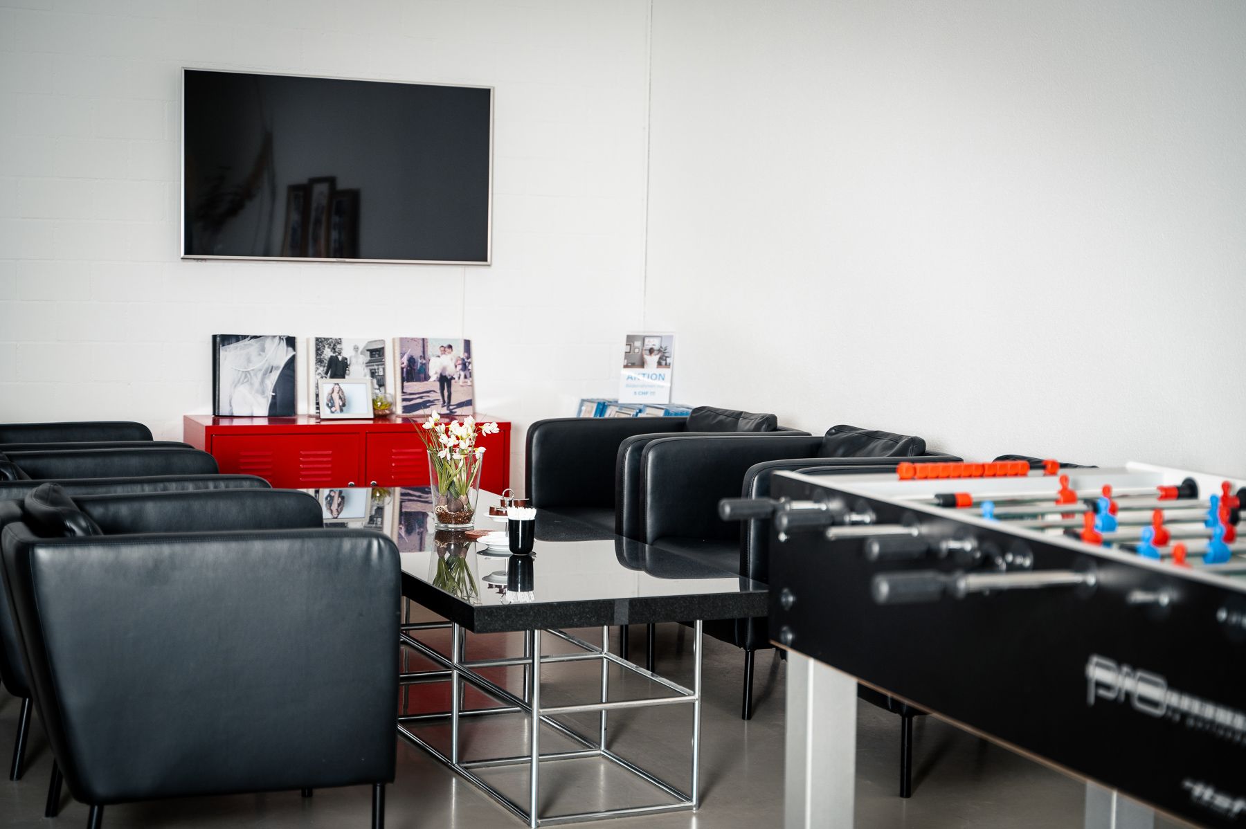 Lounge und Besprechungsbereich im Mietstudio Zürich