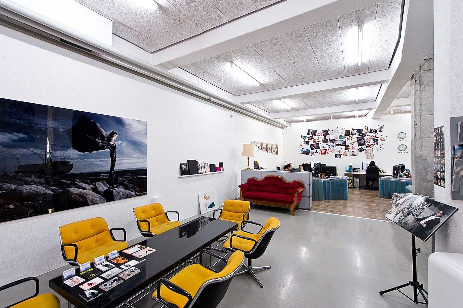 Übersicht über das 300 m² grosse Mietstudio Zürich mit Sets und Lounge